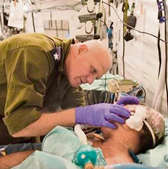 ד"ר נמרוד במשלחת סיוע של פיקוד העורף לנפאל ב־ 2008 | צילום: דו"צ