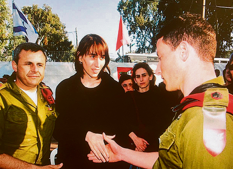 הטקס מ־ 1999 שבו רעיה מעבירה את הפיקוד על הסיירת לרס"ן ברעם | צילום: דובר צה"ל