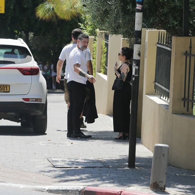 איפה החברה? (צילום: מוטי לבטון) איפה החברה? (צילום: מוטי לבטון)
