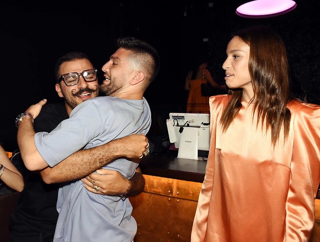 תיזהר שלא תשבור לו ת'גב! חתן השמחה מעכל את ההפתעה (צילום: אמיר מאירי) תיזהר שלא תשבור לו ת'גב! חתן השמחה מעכל את ההפתעה (צילום: אמיר מאירי)