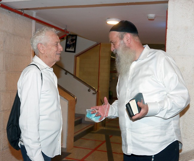 ברור שאמרתי שלום לצופית. מוני מושונוב ושולי רנד (צילום: ענת מוסברג) ברור שאמרתי שלום לצופית. מוני מושונוב ושולי רנד (צילום: ענת מוסברג)