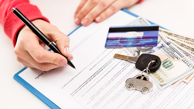 חתימה על השכרת רכב (צילום: Shutterstock)