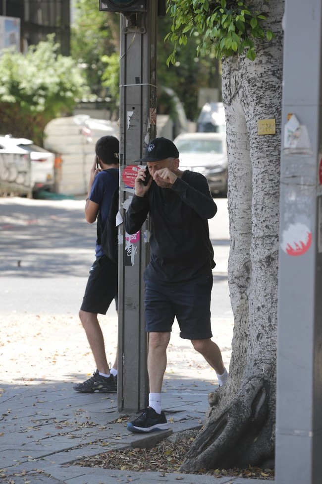 "עכשיו תעבירי לי את האחראי!" (צילום: מוטי לבטון) "עכשיו תעבירי לי את האחראי!" (צילום: מוטי לבטון)