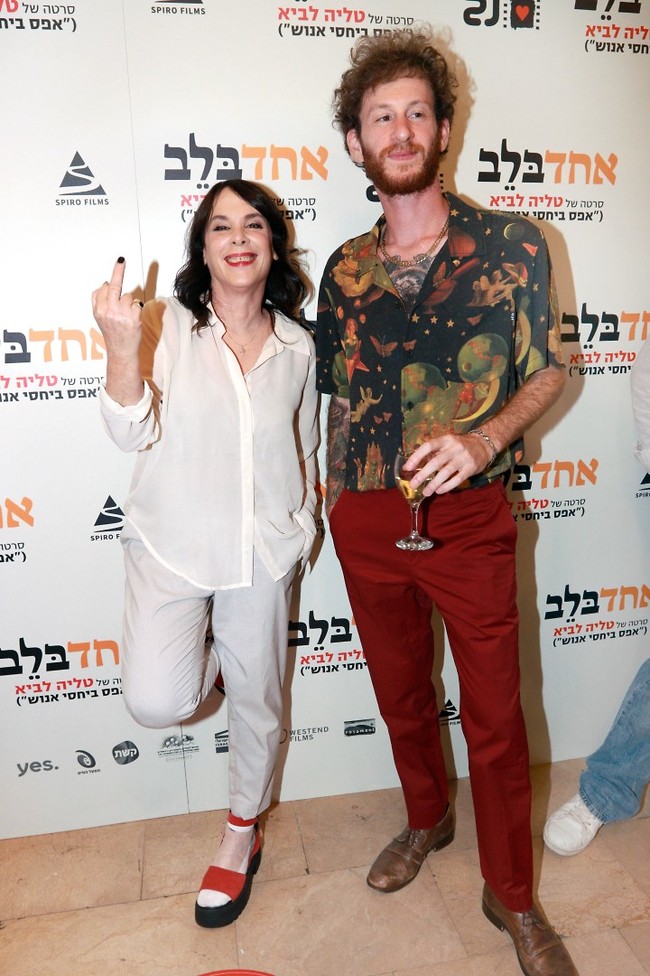 אמא עושה בושות. אורלי זילברשץ והבן אלישע בנאי (צילום: ענת מוסברג) אמא עושה בושות. אורלי זילברשץ והבן אלישע בנאי (צילום: ענת מוסברג)