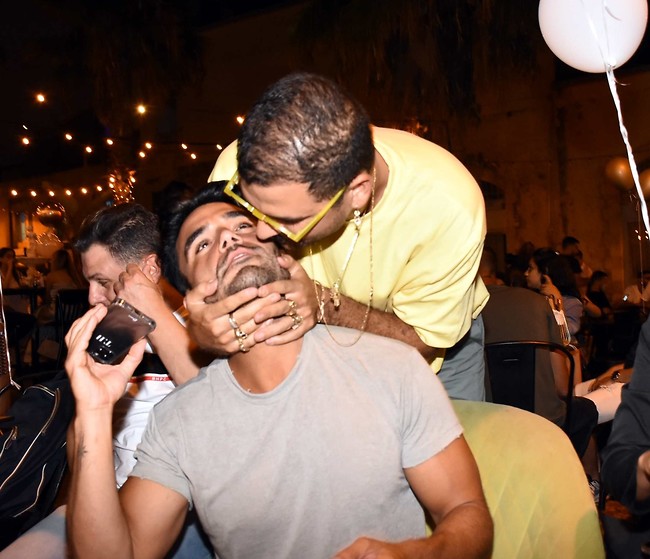 אתה תקבל נשיקה בלחי. קונטנטו ותום חיימוב (צילום: אמיר מאירי) אתה תקבל נשיקה בלחי. קונטנטו ותום חיימוב (צילום: אמיר מאירי)