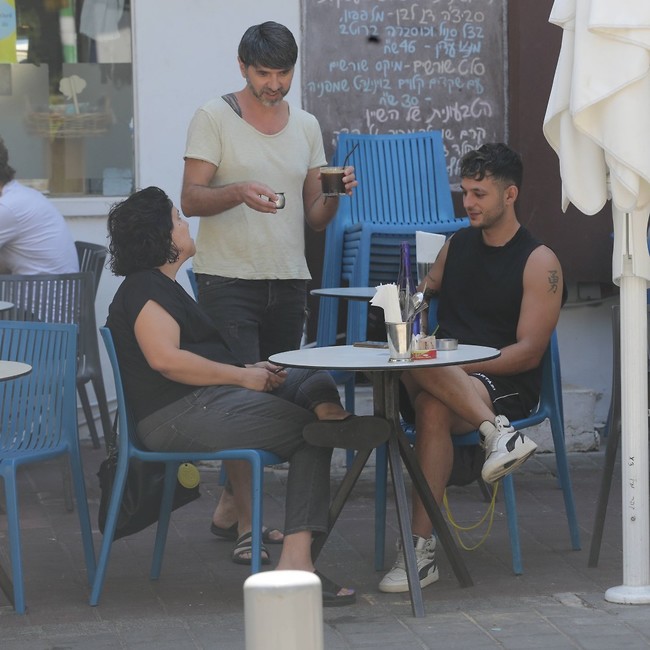 "קפה קר, חלב בצד?" (צילום: מוטי לבטון) "קפה קר, חלב בצד?" (צילום: מוטי לבטון)