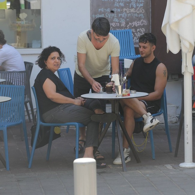 עם הבימאית אסתי נמדר תמאם (צילום: מוטי לבטון) עם הבימאית אסתי נמדר תמאם (צילום: מוטי לבטון)