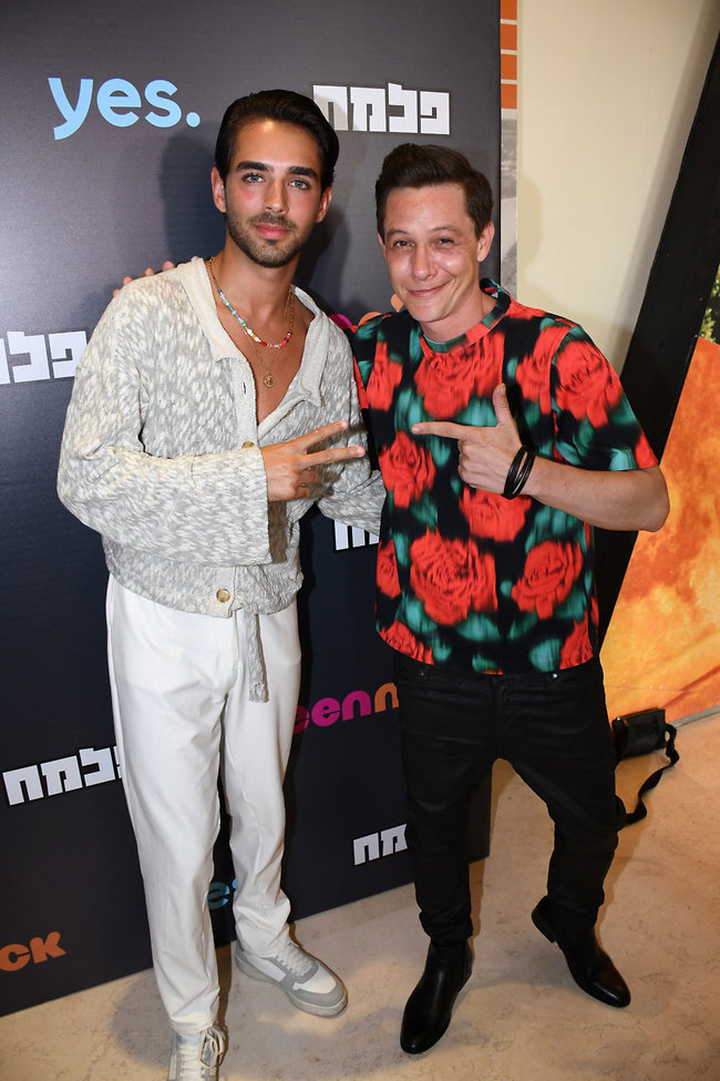 אנחנו גם עושים משהו עם האצבעות. עומר חזן ואבי קורניק (צילום: אביב חופי) אנחנו גם עושים משהו עם האצבעות. עומר חזן ואבי קורניק (צילום: אביב חופי)