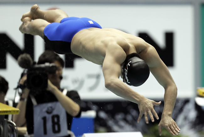 קפיצת ראש לתוך מערבולת של שקרים (צילום: Gettyimage) קפיצת ראש לתוך מערבולת של שקרים (צילום: Gettyimage)