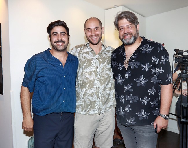 מבסוטים. יניב סוויסה ואמיר שורוש עם תסריטאי הסדרה יניב זוהר (צילום: ענת מוסברג) מבסוטים. יניב סוויסה ואמיר שורוש עם תסריטאי הסדרה יניב זוהר (צילום: ענת מוסברג)