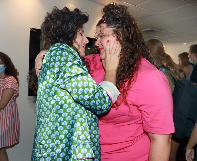 בואי הנה את. נועה קולר ומיה לנדסמן (צילום: ענת מוסברג) בואי הנה את. נועה קולר ומיה לנדסמן (צילום: ענת מוסברג)