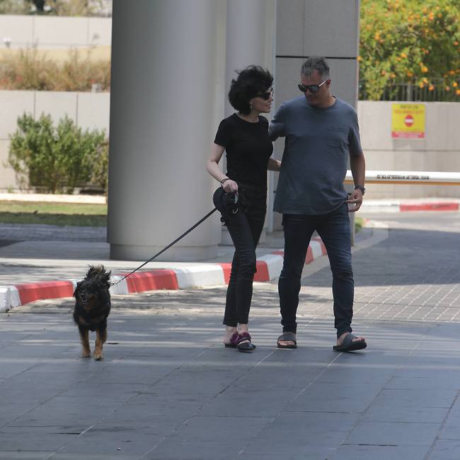 "עזבי אותך משטויות, העיקר חזרת ואני לא צריך לרדת עם הכלבה 3 פעמים ביום" (צילום: מוטי לבטון) "עזבי אותך משטויות, העיקר חזרת ואני לא צריך לרדת עם הכלבה 3 פעמים ביום" (צילום: מוטי לבטון)