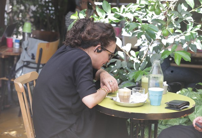 שיחה נכנסת. יעל אבקסיס (צילום: מוטי לבטון) שיחה נכנסת. יעל אבקסיס (צילום: מוטי לבטון)