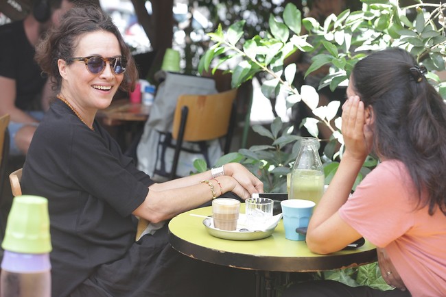 אחת הנשים היפות (צילום: מוטי לבטון) אחת הנשים היפות (צילום: מוטי לבטון)