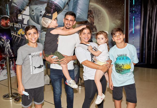 אפשר להתגרש ולהגיע לאירועי השקה ביחד. ג'קי אזולאי ובעלה לשעבר, ישראל עם הילדים (צילום: שוקה כהן ) אפשר להתגרש ולהגיע לאירועי השקה ביחד. ג'קי אזולאי ובעלה לשעבר, ישראל עם הילדים (צילום: שוקה כהן )