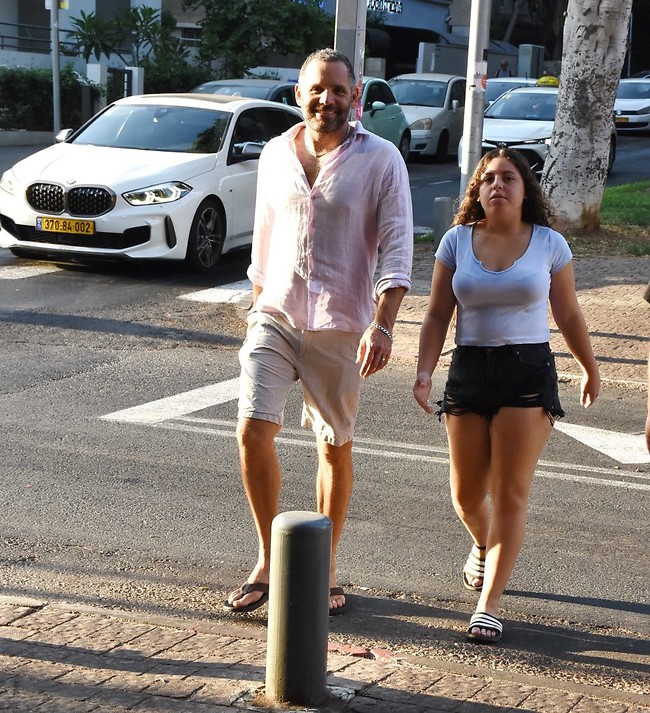 אין כמו לבלות עם אבא. גל תורן והבת אילי (צילום: אמיר מאירי) אין כמו לבלות עם אבא. גל תורן והבת אילי (צילום: אמיר מאירי)