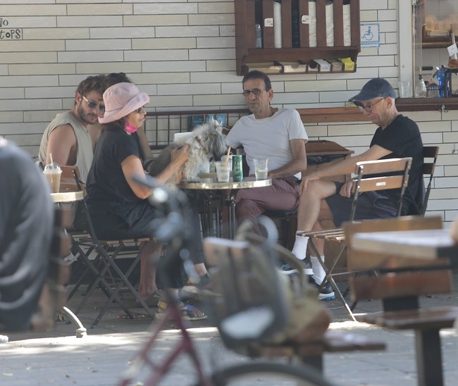 קפה קר ביום חם (צילום: מוטי לבטון) קפה קר ביום חם (צילום: מוטי לבטון)