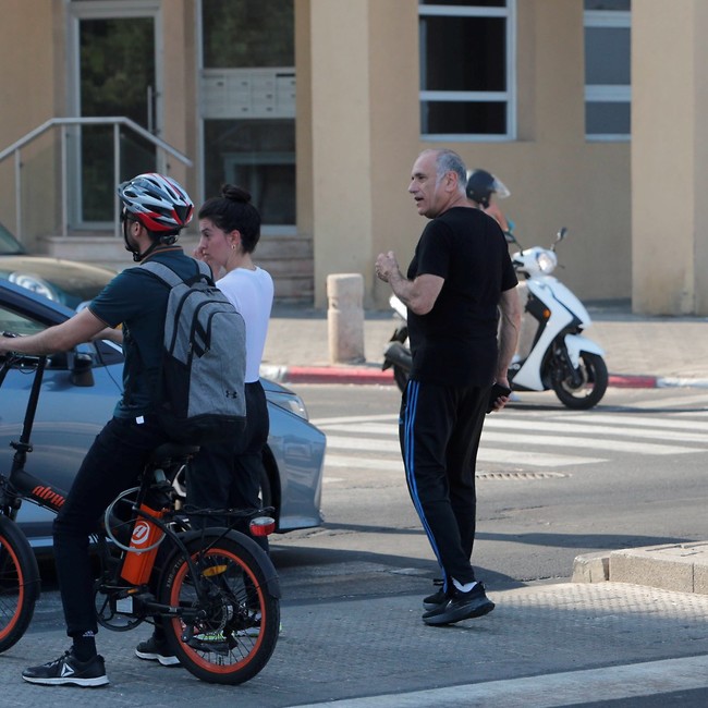 האיש והגיטרה (צילום: מוטי לבטון) האיש והגיטרה (צילום: מוטי לבטון)