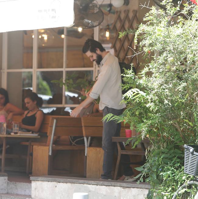 מסתדר לפני התמונה. ארז דריגס (צילום: מוטי לבטון) מסתדר לפני התמונה. ארז דריגס (צילום: מוטי לבטון)