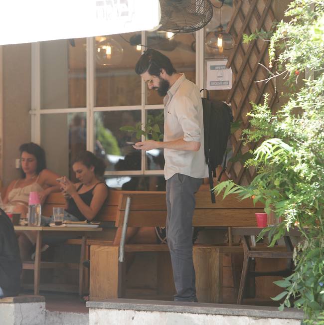 מחכה בסבלנות (צילום: מוטי לבטון) מחכה בסבלנות (צילום: מוטי לבטון)
