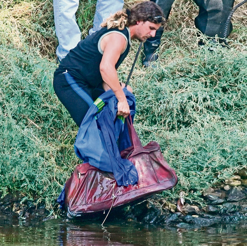 חילוץ המזוודה שבתוכה גופת רוז פיזם ז"ל מהירקון | צילום: תומריקו