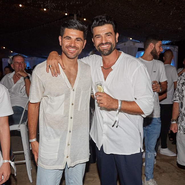 כמה הם דומים. עמוס תמם ואחיו מאיר תמם (צילום: שוקה כהן) כמה הם דומים. עמוס תמם ואחיו מאיר תמם (צילום: שוקה כהן)