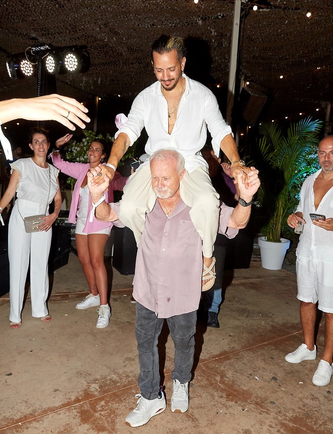 כשאבא שלך מרים אותך על הכתפיים בגיל 41, תדע שאתה במקום טוב. ציון ברוך ואביו (צילום: שוקה כהן) כשאבא שלך מרים אותך על הכתפיים בגיל 41, תדע שאתה במקום טוב. ציון ברוך ואביו (צילום: שוקה כהן)
