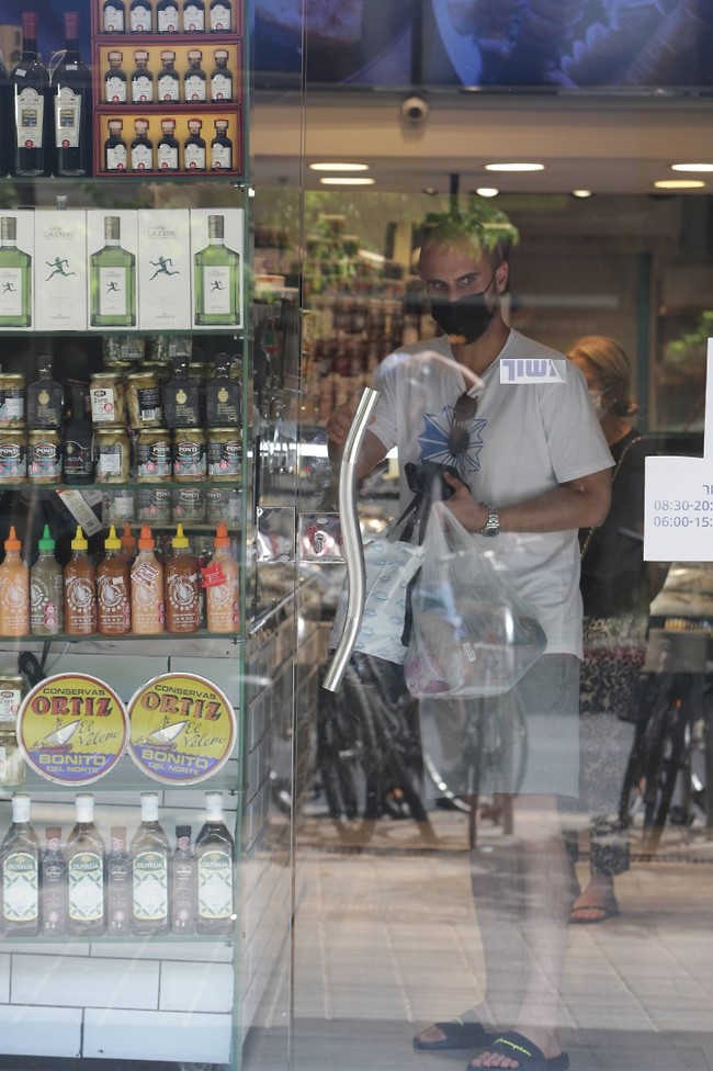 בודק את השטח (צילום: מוטי לבטון) בודק את השטח (צילום: מוטי לבטון)