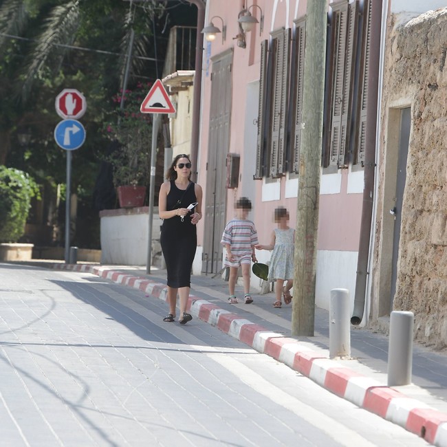 מבלה עם הבנות (צילום: מוטי לבטון) מבלה עם הבנות (צילום: מוטי לבטון)