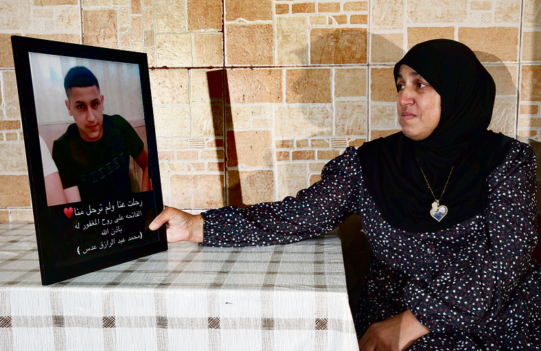 "קשה לי, הוא חסר לי מאוד". סוהילה עדס עם תמונת בנה, מוחמד | צילום: שאול גולן