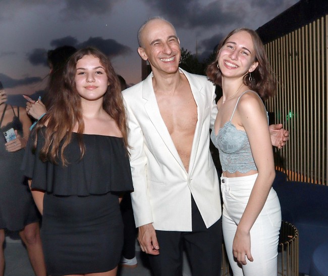 לזה אנחנו מתכוונים כשאומרים "דדי קול". אמדורסקי עם הבנות מילה ונינה דבש (צילום: ענת מוסברג) לזה אנחנו מתכוונים כשאומרים "דדי קול". אמדורסקי עם הבנות מילה ונינה דבש (צילום: ענת מוסברג)