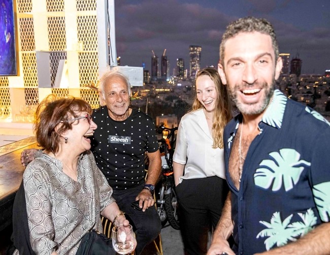 חייבים לעלות אותה גם לפיד. מיכאלי עם שלומי שבן ואושיק לוי (צילום: לנס הפקות) חייבים לעלות אותה גם לפיד. מיכאלי עם שלומי שבן ואושיק לוי (צילום: לנס הפקות)