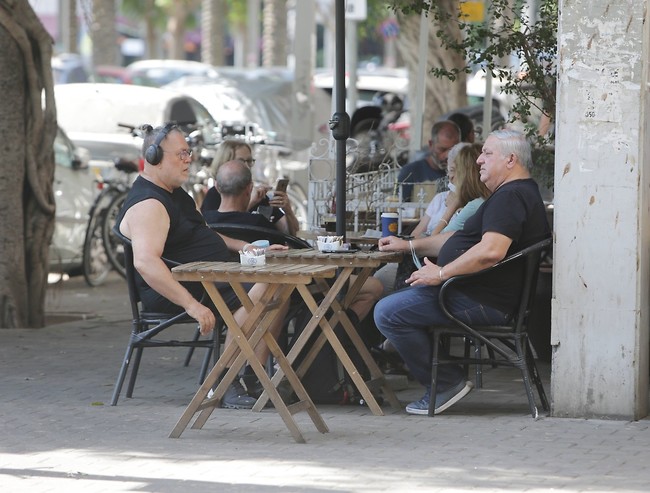 מעניין למה הוא מאזין? יהודה פוליקר (צילום: מוטי לבטון) מעניין למה הוא מאזין? יהודה פוליקר (צילום: מוטי לבטון)