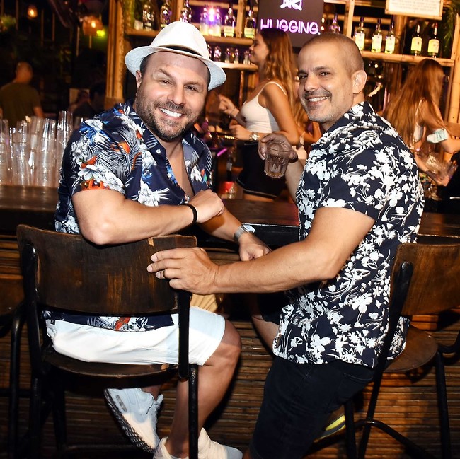 לרגע היה לנו פלאשבק לפרק של "הלוטוס הלבן". קובי מחט וטילטיל באווירה טרופית (צילום: אמיר מאירי) לרגע היה לנו פלאשבק לפרק של "הלוטוס הלבן". קובי מחט וטילטיל באווירה טרופית (צילום: אמיר מאירי)