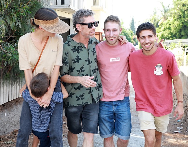 תמונה משפחתית. קפלן עם הבנים ובת הזוג (צילום: דנה קופל) תמונה משפחתית. קפלן עם הבנים ובת הזוג (צילום: דנה קופל)