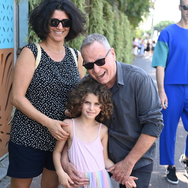 חייכו למצלמה. שלמה בראבא והמשפחה (צילום: יאיר שגיא) חייכו למצלמה. שלמה בראבא והמשפחה (צילום: יאיר שגיא)