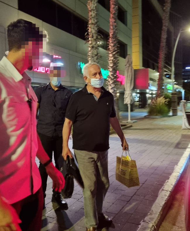 לא חשבנו שאתם אוהבי קארי. בנימין נתניהו ושקית הטייק אווי לא חשבנו שאתם אוהבי קארי. בנימין נתניהו ושקית הטייק אווי
