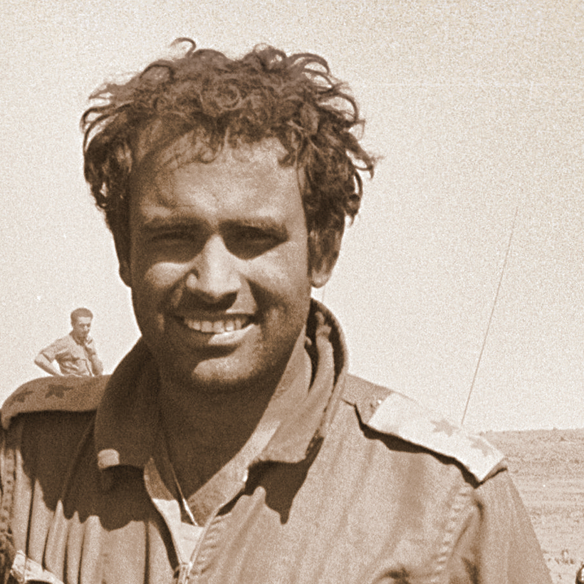 “הטנקים דהרו אחרי המג’נון שהוביל”. קהלני בתקופת שירותו הצבאי | צילום: ארכיון משרד הביטחון, אברהם ורד “הטנקים דהרו אחרי המג’נון שהוביל”. קהלני בתקופת שירותו הצבאי | צילום: ארכיון משרד הביטחון, אברהם ורד