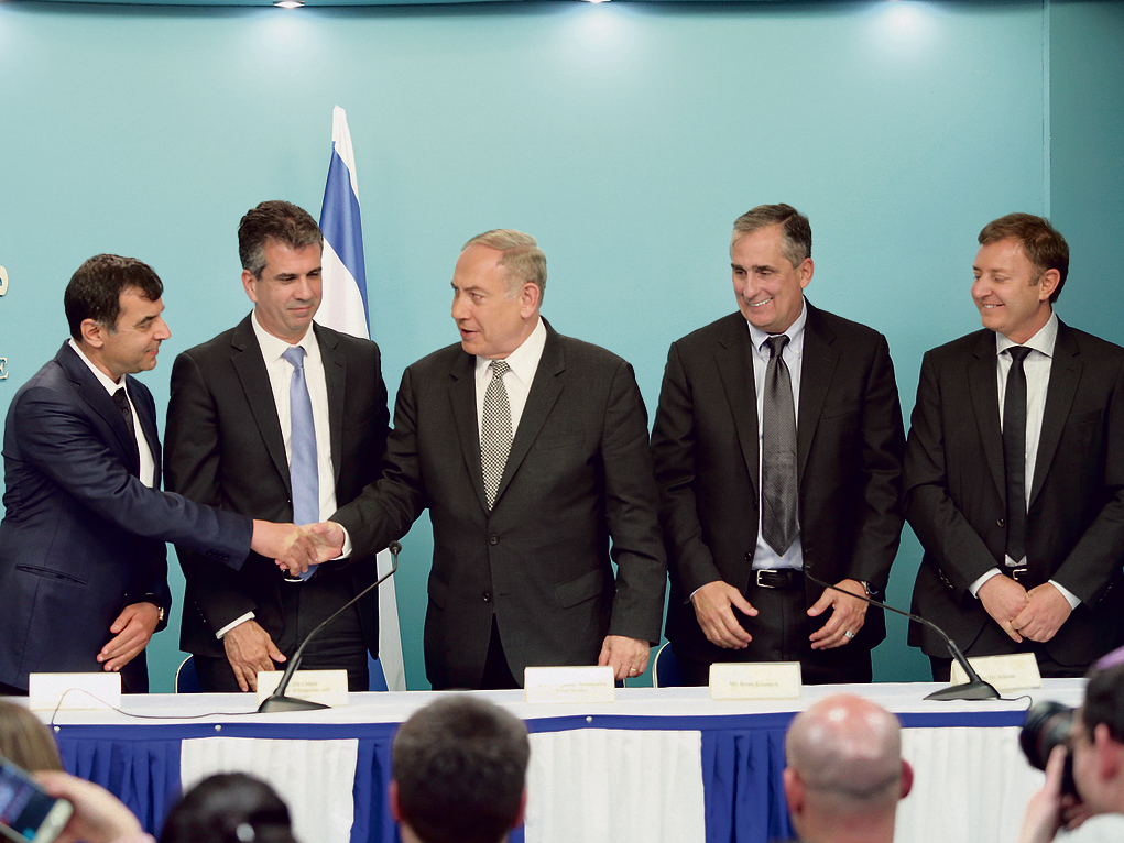 2017: : שעשוע לוחץ את ידו של נתניהו כראש ממשלה, ליד אחד ממייסדי מובילאיי זיו אבירם (ראשון מימין), מנכ"ל אינטל לשעבר בריאן קרזניץ' ושר הכלכלה לשעבר אלי כהן. "כשאני משוחח עם חברים בחו"ל, הם נותנים לנו המון מחמאות על איך שישראל מתמודדת עם הקורונה" | צילום: עמית שאבי 2017: : שעשוע לוחץ את ידו של נתניהו כראש ממשלה, ליד אחד ממייסדי מובילאיי זיו אבירם (ראשון מימין), מנכ"ל אינטל לשעבר בריאן קרזניץ' ושר הכלכלה לשעבר אלי כהן. "כשאני משוחח עם חברים בחו"ל, הם נותנים לנו המון מחמאות על איך שישראל מתמודדת עם הקורונה" | צילום: עמית שאבי
