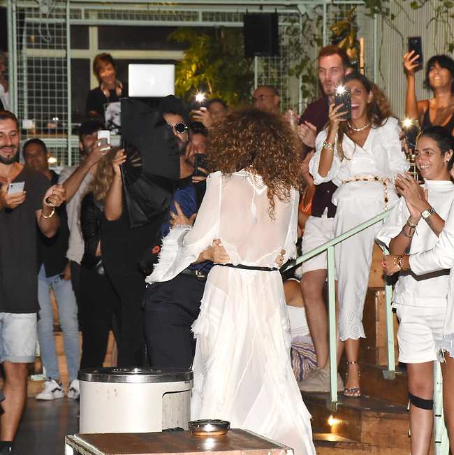 איך אנחנו אוהבים מסיבות הפתעה. סיון חימי זוכה להיות מופתעת (צילום: אמיר מאירי) איך אנחנו אוהבים מסיבות הפתעה. סיון חימי זוכה להיות מופתעת (צילום: אמיר מאירי)