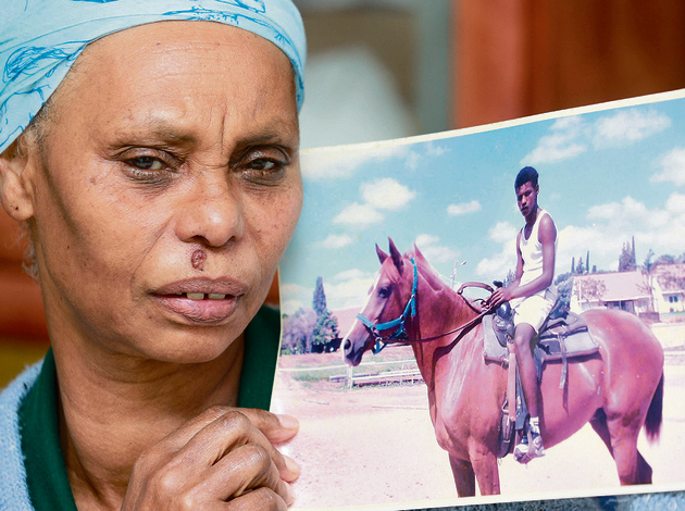 אמו של אברה מנגיסטו עם תמונתו | צילום: גדי קבלו
