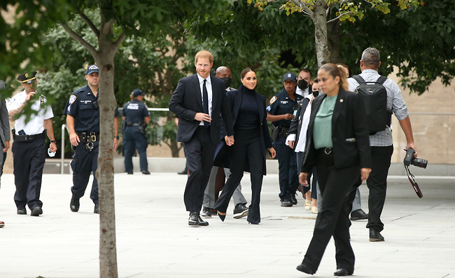 מוקפים באנשי ביטחון (צילום: Splashnews) מוקפים באנשי ביטחון (צילום: Splashnews)