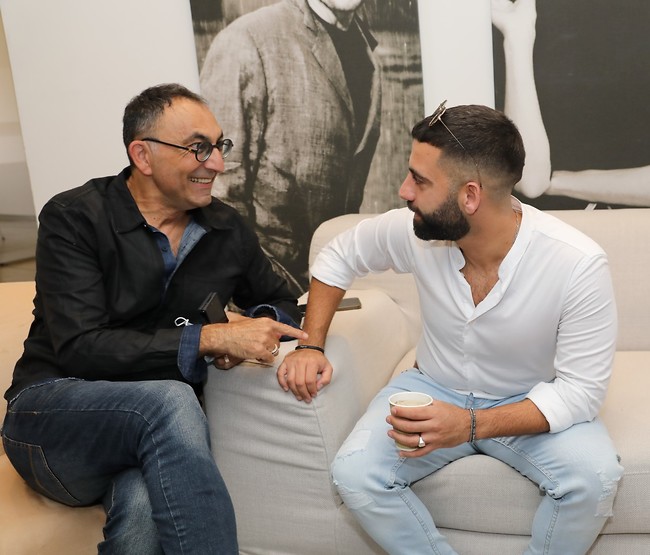 אליעד נחום וקטורזה מתעדכנים (צילום: רפי דלויה) אליעד נחום וקטורזה מתעדכנים (צילום: רפי דלויה)