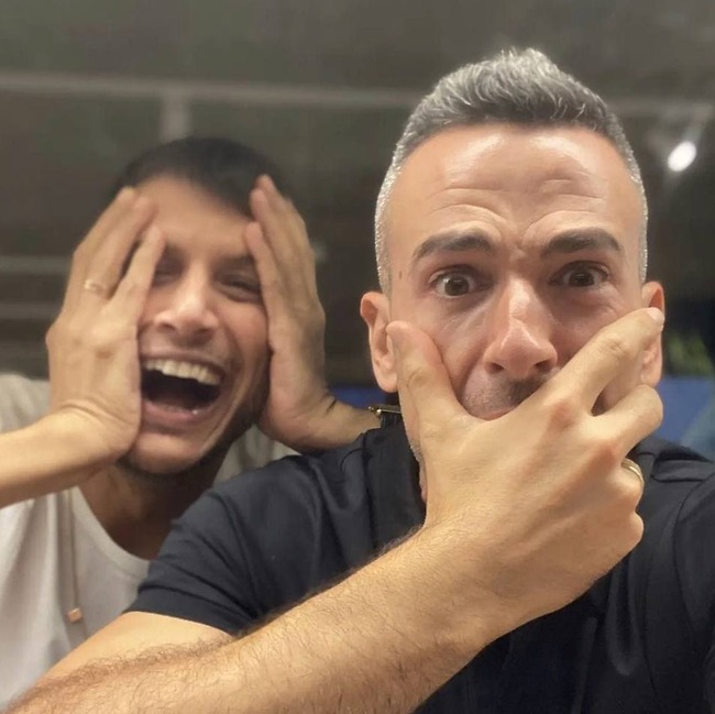 מזל טוב! אסי עזר ואלברט אסקולה מצפים (אינסטגרם) מזל טוב! אסי עזר ואלברט אסקולה מצפים (אינסטגרם)