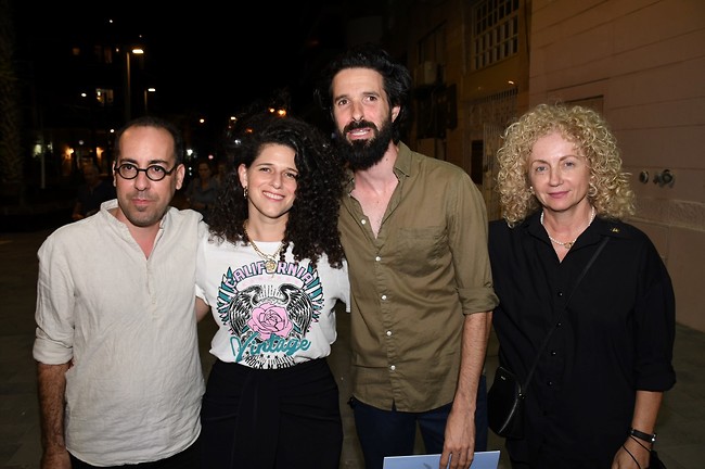ורה האמיתית. לנה קריינדלין, ארז דריגס, נועה קולר ורועי חן (צילום: אביב חופי) ורה האמיתית. לנה קריינדלין, ארז דריגס, נועה קולר ורועי חן (צילום: אביב חופי)