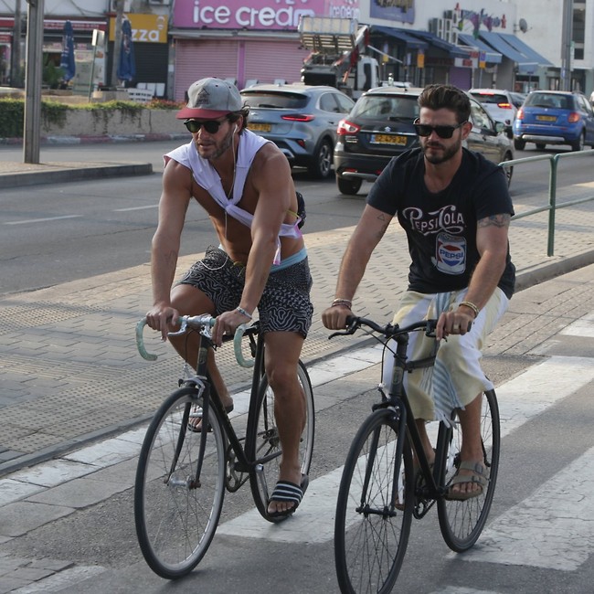 אנחנו בעקבותיכם (צילום: מוטי לבטון) אנחנו בעקבותיכם (צילום: מוטי לבטון)
