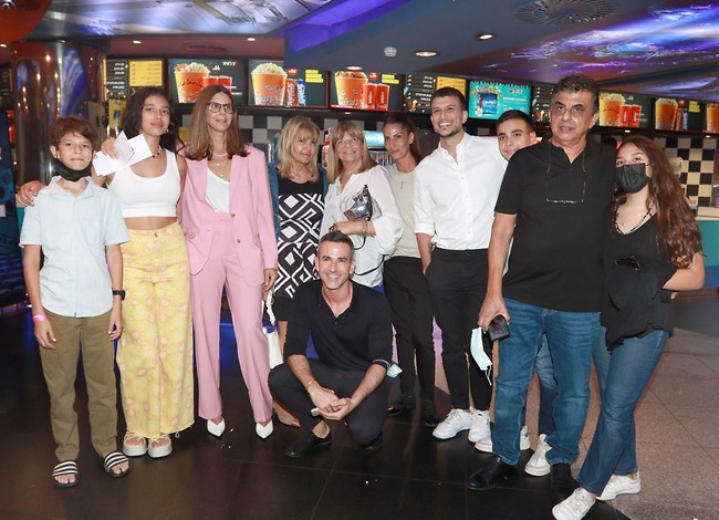 משפחת עזר באה לפרגן (צילום: ענת מוסברג) משפחת עזר באה לפרגן (צילום: ענת מוסברג)