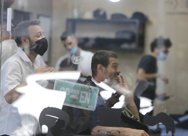 "תעשה אותי הכי יפה שתוכל". אקי אבני (צילום: מוטי לבטון) "תעשה אותי הכי יפה שתוכל". אקי אבני (צילום: מוטי לבטון)