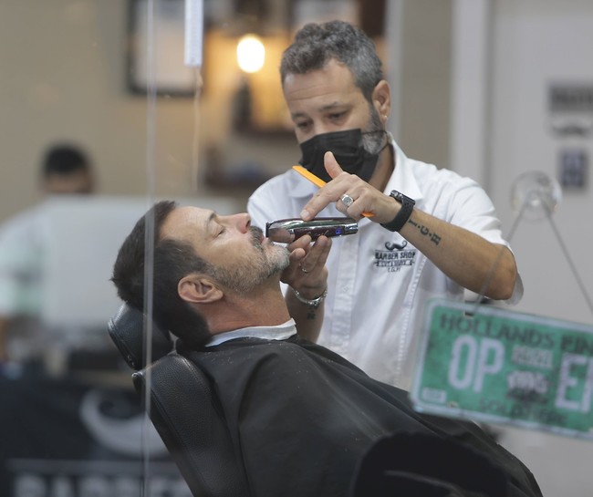 מסדר את הזקן (צילום: מוטי לבטון) מסדר את הזקן (צילום: מוטי לבטון)