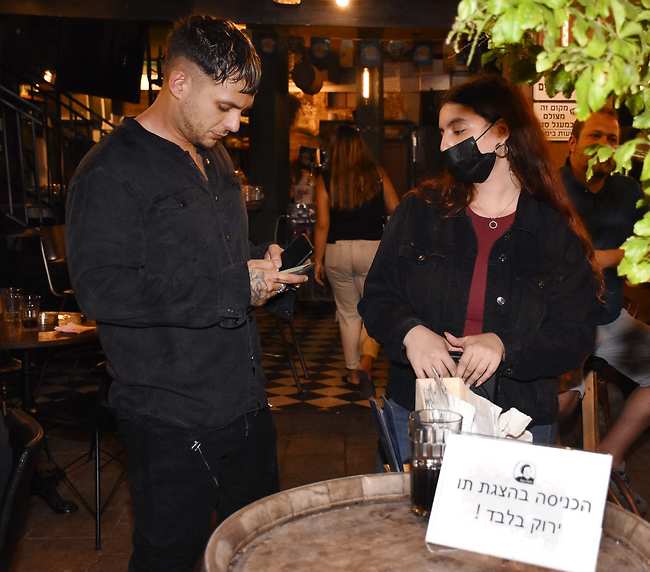 "אפשר לראות תו ירוק?" (צילום: אמיר מאירי) "אפשר לראות תו ירוק?" (צילום: אמיר מאירי)